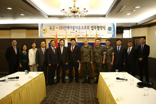 육군은 27일 서울 용산 육군회관에서 대국민 육군 인사행정 서비스 '더 캠프' 개발사인 인에이블다온 소프트와 업무협약을 체결했다.  김용우 육군참모총장(오른쪽 여섯번째),  조성곤 인에이블다온소프트 대표(오른쪽 일곱번째), 이진국 하나금융투자 대표(왼쪽 여섯번째),김용덕 효성캐피탈 대표(왼쪽 다섯번째) 등 참석자들이 협약 체결 후 기념촬영을 하고 있다.<인에이블다온소프트 제공>